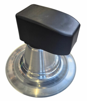 Zwarte PP kap op Dubbelwandige kabeldoorvoer geplaatst